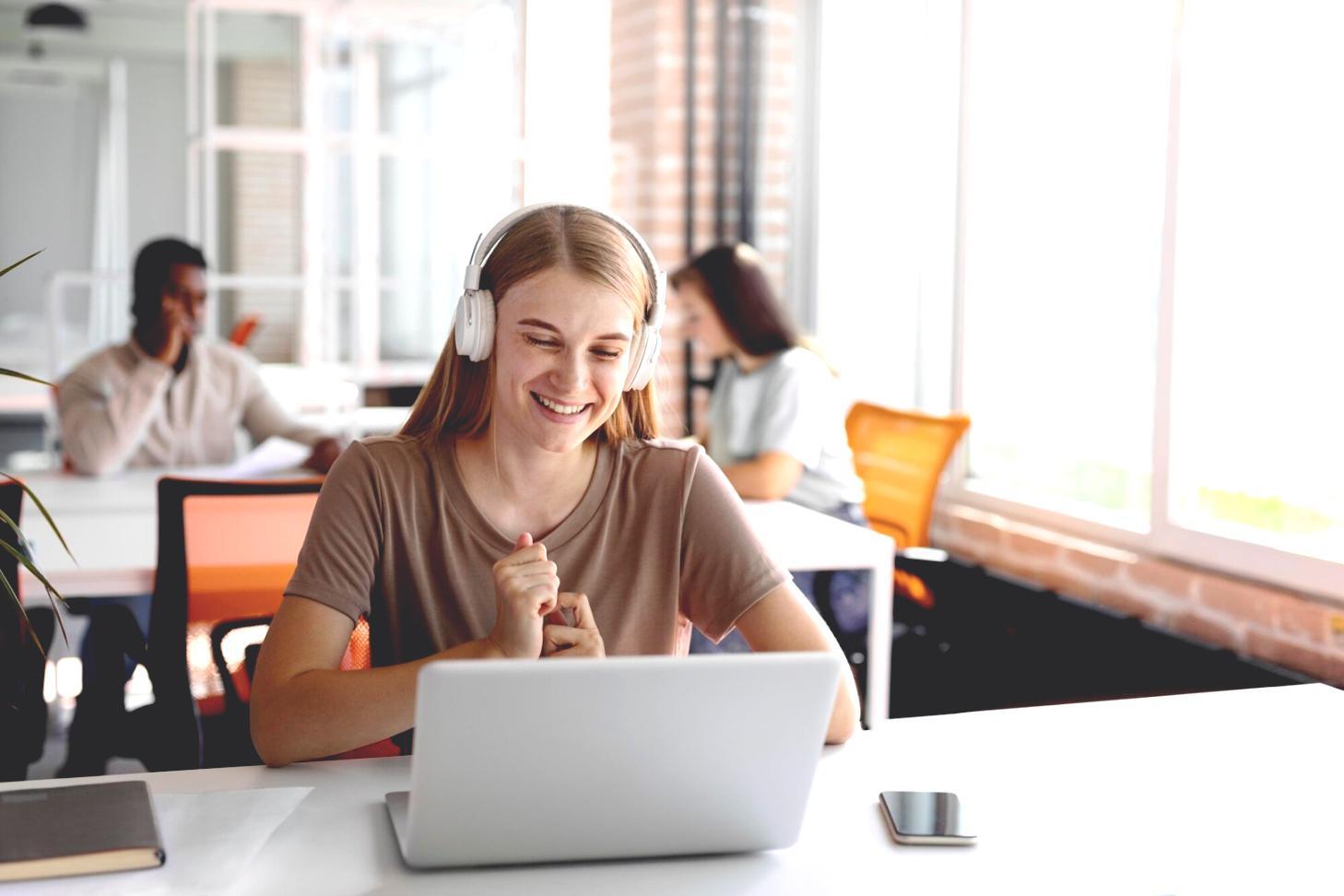 Séance de travail collaborative sur l'optimisation budgétaire avec documents financiers et graphiques d'analyse